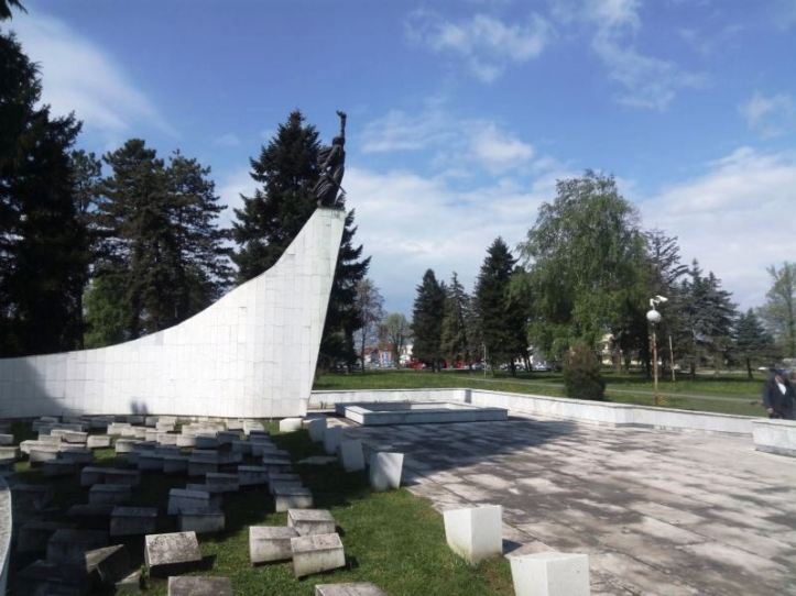 Partizansko spomen groblje na mjestu masovnog grobišta pobijenih ranjenika iz brčanske bolnice