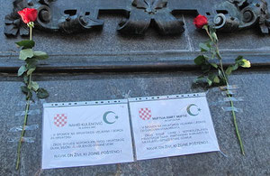 Građani su u spomen na Kulenovića i Muftića zalijepili letke i ruže na kip bana Josipa Jelačića