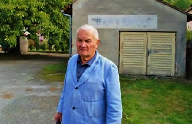 Tomo Draksler ispred kuće u Pakracu