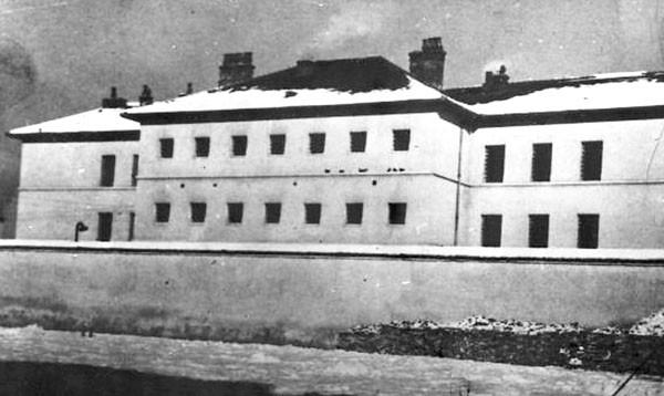 Crna kuca, srušena poslije zemljotresa