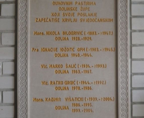 Spomen ploča ugrađena 2014 god., u zid dolinske crkve, a posvećena je dolinskim župnicima – mučenicima