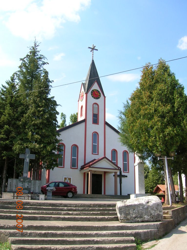 Kapela Presvjetlog Sv. Trojstva na Prisadama sa spomen obilježjem ispred.