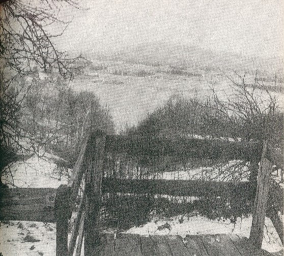 Pogled ispred crkve Sv. Ane na umjetno jezero, kojim su sakrili teharski logor, svibanj 1989.