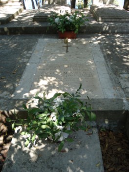 Grob Ive Mašine pored Franjevačkog samostana i Spomenik Ivi Mašini u rodnom Preku na otoku Ugljanu